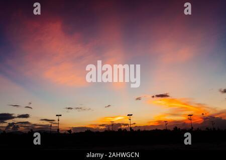 Ciel coucher de soleil spectaculaire. Couleurs vives de coucher du soleil. Rayons de soleil derrière les nuages. Une nature magnifique arrière-plan. Banque D'Images