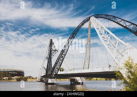 PERTH, AUSTRALIE OCCIDENTALE - Décembre 26th, 2019 : le Matagarup Pont au-dessus de la Swan River, dans la ville de Perth CBD et le stade d'Optus dans la distance Banque D'Images