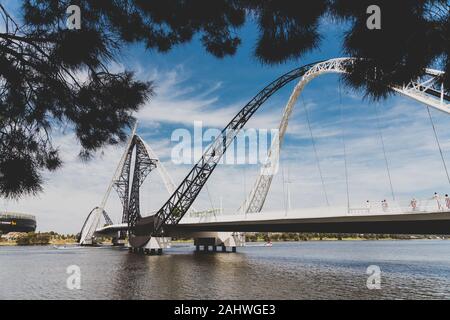 PERTH, AUSTRALIE OCCIDENTALE - Décembre 26th, 2019 : le Matagarup Pont au-dessus de la Swan River, dans la ville de Perth CBD et le stade d'Optus dans la distance Banque D'Images