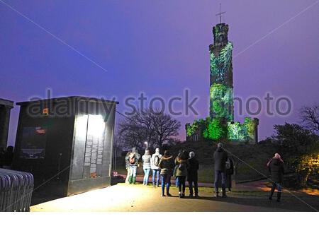 Edinburgh, Ecosse, Royaume-Uni. 1er janvier 2020. Les mots du célèbre écrivain Robin Robertson avec images illuminant le monument Nelson sur Calton Hill. L'exécution du 1er au 25 janvier, une partie d'Edinburgh Hogmanay célébrations, un message du Ciel - les rives, une collection de lettres à l'Écosse de réfléchir sur notre relation avec nos mers, des eaux et des côtes et de notre patrimoine maritime. Credit : Craig Brown/Alamy Live News Banque D'Images