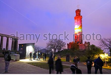 Edinburgh, Ecosse, Royaume-Uni. 1er janvier 2020. Les mots du célèbre écrivain Robin Robertson avec images illuminant le monument Nelson sur Calton Hill. L'exécution du 1er au 25 janvier, une partie d'Edinburgh Hogmanay célébrations, un message du Ciel - les rives, une collection de lettres à l'Écosse de réfléchir sur notre relation avec nos mers, des eaux et des côtes et de notre patrimoine maritime. Credit : Craig Brown/Alamy Live News Banque D'Images