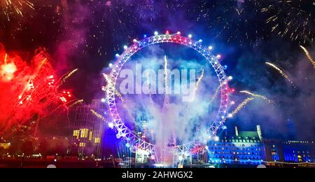 River Thames, London, UK 01 Jan 2020 - feux d'artifice explosent sur le London Eye pour marquer le début de l'année 2020. Credit : Dinendra Haria/Alamy Live News Banque D'Images