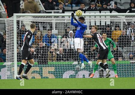 NEWCASTLE Upon Tyne, Angleterre - 1 janvier Demarai Gray (7) de Leicester City est à la tête de la balle au cours de la Premier League match entre Newcastle United et Leicester City à St James Park, Newcastle Le mercredi 1er janvier 2020. (Crédit : Iam Burn | MI News) photographie peut uniquement être utilisé pour les journaux et/ou magazines fins éditoriales, licence requise pour l'usage commercial Crédit : MI News & Sport /Alamy Live News Banque D'Images