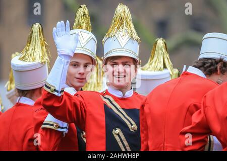 Le centre de Londres, le 1er janvier 2020. Les participants ayant un diplôme d'onde de la bande. Anneaux de Londres en 2020 avec le rapport annuel 'London's New Year's Day Parade", plus connu par les Londoniens affectueusement comme LNYDP, et ses performances spectaculaires le long d'une route à travers le centre de Londres. Credit : Imageplotter/Alamy Live News Banque D'Images