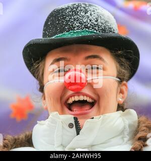 Le centre de Londres, le 1er janvier 2020. Un heureux participant. Anneaux de Londres en 2020 avec le rapport annuel 'London's New Year's Day Parade", plus connu par les Londoniens affectueusement comme LNYDP, et ses performances spectaculaires le long d'une route à travers le centre de Londres. Credit : Imageplotter/Alamy Live News Banque D'Images