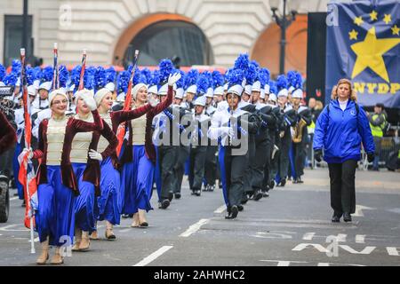 Le centre de Londres, le 1er janvier 2020. Un High School Marching Band effectuer. Anneaux de Londres en 2020 avec le rapport annuel 'London's New Year's Day Parade", plus connu par les Londoniens affectueusement comme LNYDP, et ses performances spectaculaires le long d'une route à travers le centre de Londres. Credit : Imageplotter/Alamy Live News Banque D'Images