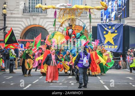 Le centre de Londres, le 1er janvier 2020. Le quartier londonien de Hackney avec l'un des plus colorés flotte cette année, avec le maire de l'arrondissement qui est posée sur le chariot principal. Anneaux de Londres en 2020 avec le rapport annuel 'London's New Year's Day Parade", plus connu par les Londoniens affectueusement comme LNYDP, et ses performances spectaculaires le long d'une route à travers le centre de Londres. Credit : Imageplotter/Alamy Live News Banque D'Images