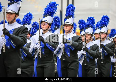 Le centre de Londres, le 1er janvier 2020. Un High School Marching Band effectuer. Anneaux de Londres en 2020 avec le rapport annuel 'London's New Year's Day Parade", plus connu par les Londoniens affectueusement comme LNYDP, et ses performances spectaculaires le long d'une route à travers le centre de Londres. Credit : Imageplotter/Alamy Live News Banque D'Images