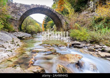 Pont roman près de Isaba en rivière de Belagua, Vallée de Roncal, Navarra, Espagne Banque D'Images