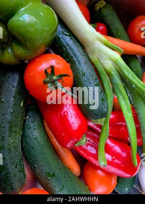 Vue de dessus de divers légumes avec des gouttes d'eau disposées sur une cuisine,, une cuisine méditerranéenne, l'Espagne Banque D'Images