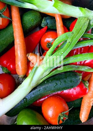 Vue de dessus de divers légumes avec des gouttes d'eau disposées sur une cuisine,, une cuisine méditerranéenne, l'Espagne Banque D'Images