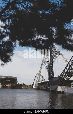 PERTH, AUSTRALIE OCCIDENTALE - Décembre 26th, 2019 : le Matagarup Pont au-dessus de la Swan River, dans la ville de Perth CBD et le stade d'Optus dans la distance Banque D'Images