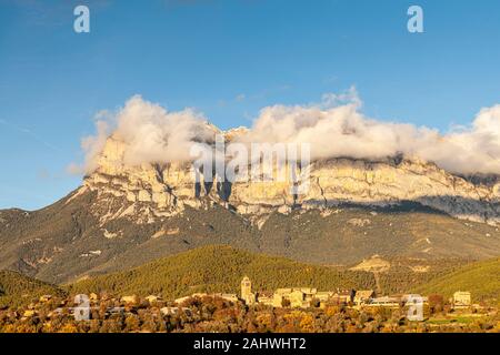 El Pueyo de Araguás village et Peña Montañesa peak, Huesca, Espagne Banque D'Images