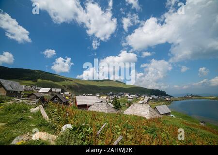 Un lac glaciaire appelée Prokosko Jezero et le village Prokosko en HerzegovinaA le lac glacier appelé Prokosko Jezero et le village Prokosko Banque D'Images