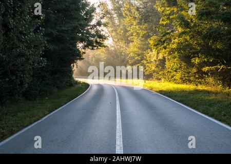 La route, qui au niveau de la courbure est éclairé par la lumière du soleil. Il représentait l'inspiration de Dieu, apparitions, illumination Banque D'Images