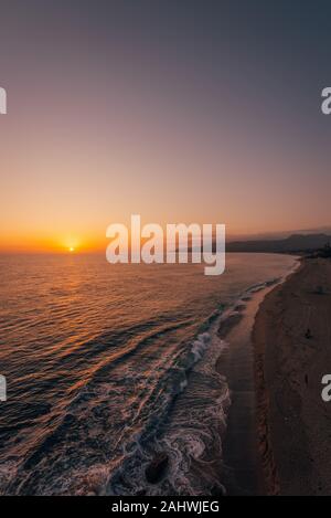 Vue du coucher de soleil du point Dume State Beach, dans la région de Malibu, Californie Banque D'Images