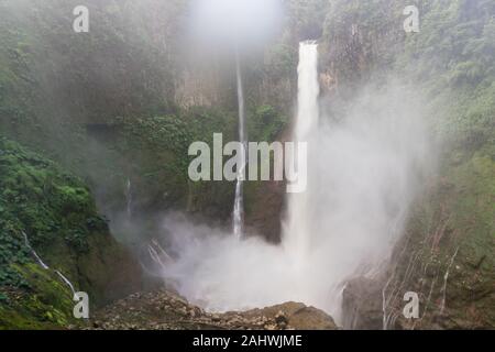 Cascade de Catarata del Toro au Costa Rica Banque D'Images