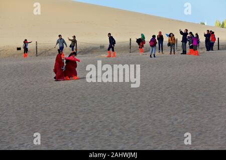 Les touristes locaux sur les dunes autour de Crescent Lake-Yueyaquan oasis. Dunhuang-Gansu-Chine-0662 Banque D'Images