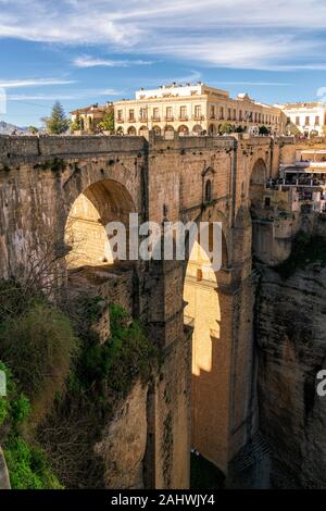 Le Puente Nuevo (Pont Neuf ) dans village espagnol de Ronda. Banque D'Images