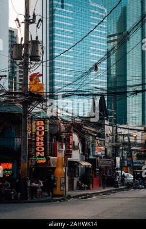 Scène de rue dans la région de Poblacion, Makati, à Manille, Philippines Banque D'Images