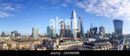 Vue panoramique sur les quartiers financiers et d'assurance de la ville de Londres et gratte-ciel emblématique de l'architecture moderne centrée sur 22 Bishopsgate Banque D'Images