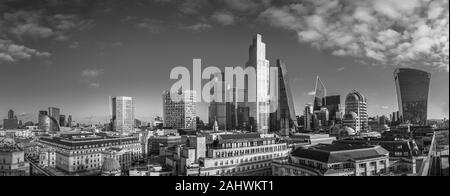 Vue panoramique sur les quartiers financiers et d'assurance de la ville de Londres et gratte-ciel emblématique de l'architecture moderne centrée sur 22 Bishopsgate Banque D'Images