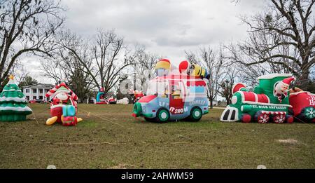 Gonflables Noël géant dans une maison près de Lake City, Floride. Banque D'Images