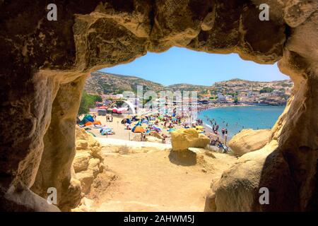 La plage de Matala avec des grottes sur les roches qui ont été utilisés comme un cimetière romain et à la décennie des années 1970 vivaient hippies, Crète, Grèce. Banque D'Images