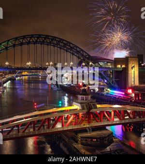 D'artifice sur le pont Tyne à minuit le jour de l'an 2019, Newcastle upon Tyne, Tyne et Wear, Angleterre, Royaume-Uni Banque D'Images