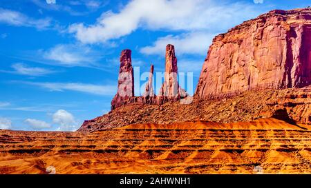 Les formations de grès rouge des Trois Soeurs pinacles et Mitchell Mesa de Monument Valley Navajo Tribal Park paysage désertique de AZ-UT Banque D'Images