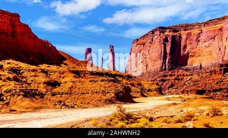 Les formations de grès rouge des Trois Soeurs pinacles et Mitchell Mesa de Monument Valley Navajo Tribal Park paysage désertique à UT - AZ Banque D'Images