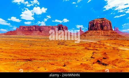 Les formations de grès rouge de l'ouest de Mitten Butte, Sentinel Mesa, Merrick Butte dans Monument Valley Navajo Tribal Park paysage désertique de AZ - UT Banque D'Images