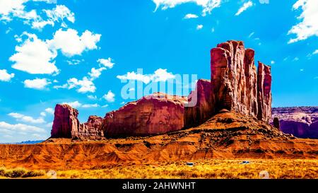 Les formations de grès rouge de Camel Butte dans la Nation Navajo's Monument Valley Navajo Tribal Park paysage désertique à la frontière de AZ UT Banque D'Images