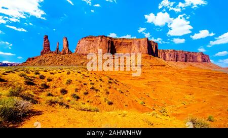 Les formations de grès rouge des Trois Soeurs pinacles et Mitchell Mesa de Monument Valley Navajo Tribal Park paysage désertique de AZ - UT Banque D'Images