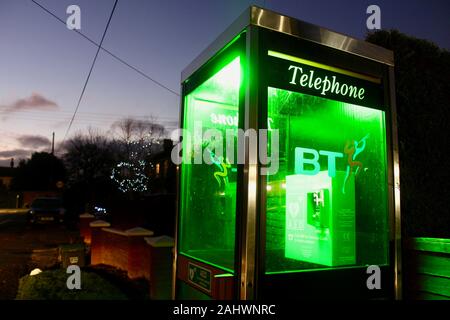 Une boîte de téléphone utilisé pour loger un défibrillateur en milieu rural england uk Somerset Banque D'Images