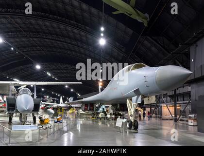 Aéronefs de la guerre froide avec un Boeing B-1B Lancer sweep-bombardier aile à droite et un McDonnell Douglas F-15A Eagle à droite , Musée National de la Force aérienne des États-Unis (anciennement l'United States Air Force Museum), Dayton, Ohio, USA. Banque D'Images