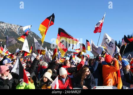 Garmisch Partenkirchen, Deutschland. 06Th Jan, 2020. Garmisch-Partenkirchen, Allemagne 01 Janvier 2020 : 68ème Tournoi de quatre collines - Sauts - Garmisch-Partenkirchen fans au saut du Nouvel An, drapeaux, courbe du ventilateur/fans/bloc ventilateur/fonction/symbole/symbole/photo/détail caractéristique/| utilisée dans le monde entier : dpa Crédit/Alamy Live News Banque D'Images