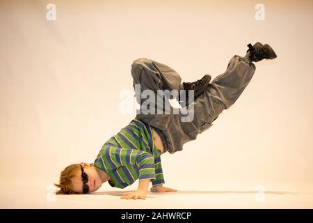 Garçon dans une position de danse unique, breakdance Banque D'Images