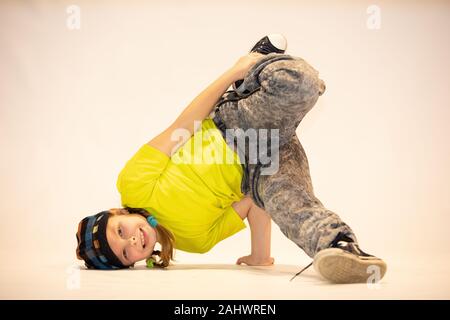 Jeune fille dans une position de danse unique, breakdance kid, une petite fille, un enfant breakdance effectue dans une danse acrobatique unique poser Banque D'Images