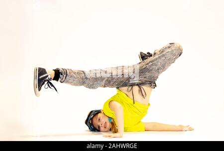 Jeune fille dans une position de danse unique, breakdance kid, une petite fille, un enfant breakdance effectue dans une danse acrobatique unique poser Banque D'Images