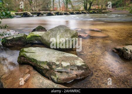 Les étapes Tarr est un battant pont qui enjambe la rivière Barle dans le Parc National d'Exmoor, Somerset, Angleterre. Banque D'Images