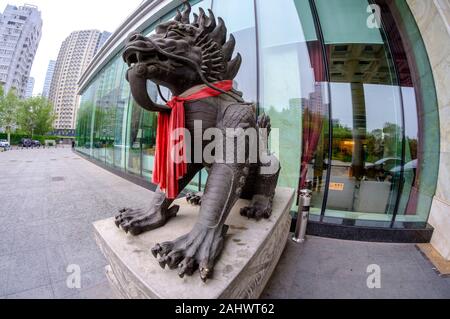 Dragon à l'entrée du Liaoning International Hotel, 2-Une quatrième Périphérique, Beijing, Chine (fisheye) Banque D'Images