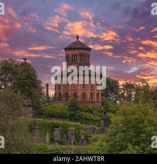 Ancienne architecture impressionnante de Glasgow en regardant vers la Nécropole assis sur la haute colline de cimetière entouré d'arbres au coucher du soleil avec des re Banque D'Images