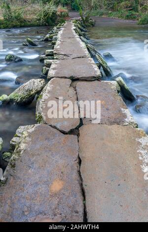 Les étapes Tarr est un battant pont qui enjambe la rivière Barle dans le Parc National d'Exmoor, Somerset, Angleterre. Banque D'Images