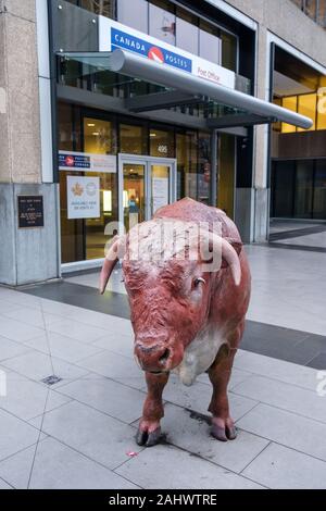 'Royal Sweet Diamond' bull bronze par Joe Fafard (2001), 475 West Georgia Street, Vancouver, British Columbia, Canada Banque D'Images