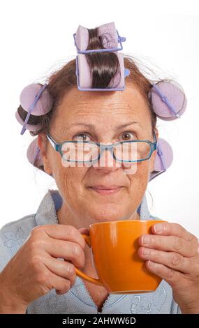 Shot vertical d'un mature housewife profitant de son café du matin. Banque D'Images