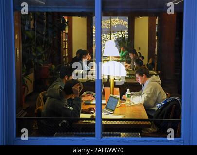 New York, USA. 7 Décembre, 2019. Les élèves étudient à la bibliothèque de l'université de Columbia à New York, États-Unis, le 7 décembre, 2019. Un nombre croissant d'étudiants chinois ont mis des obstacles de visa des États-Unis, avec l'instabilité sociale et de l'escalade des frais de scolarité, en perspective, et passé à d'autres destinations mondiales pour l'enseignement supérieur ainsi que des institutions à la maison, en tant que professionnels de l'industrie ont observé tout en revenant sur 2019. Pour aller avec "Yearender : étudiants chinois passer de visa américain obstacles" Crédit : Li Rui/Xinhua/Alamy Live News Banque D'Images