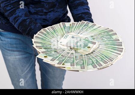 Close-up of a woman holding billets polonais sur un plateau Banque D'Images
