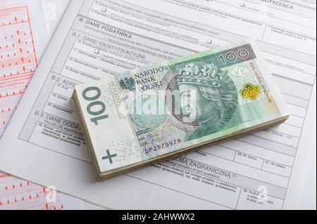 Pile de Polish zloty billets au sommet d'une forme d'impôt Banque D'Images