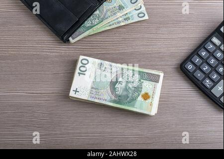 D'origine polonaise, portefeuille et calculatrice sur une table en bois. Copy space Banque D'Images